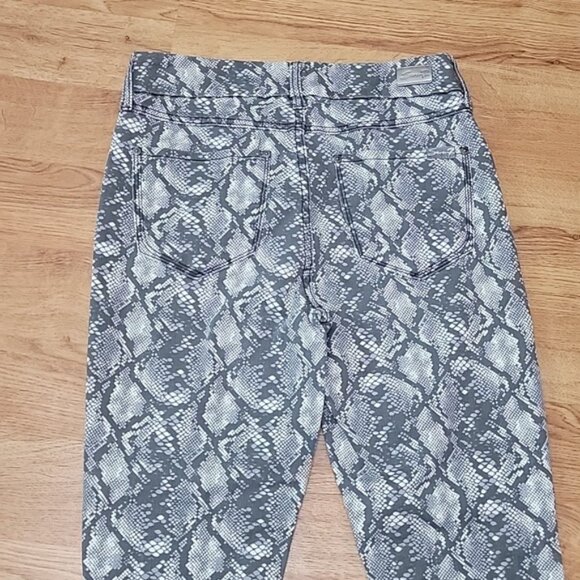 Seven7 Grey White Snakeskin Pattern Tummyless High Rise Skinny  Pants Size 6 - Picture 8 of 9
